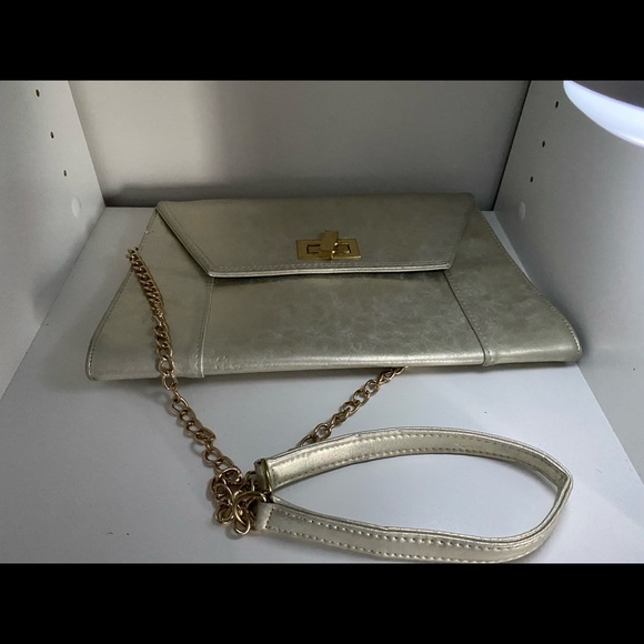 Stepping out… add a slight shimmer for the win.. 💃🏽 - Picture 4 of 4